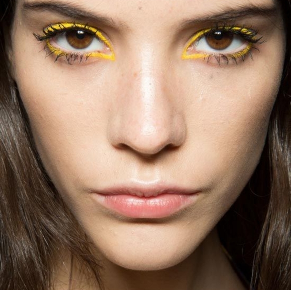 Romantic Beauty Yellow Eyeliner. - Picture 3 of 4